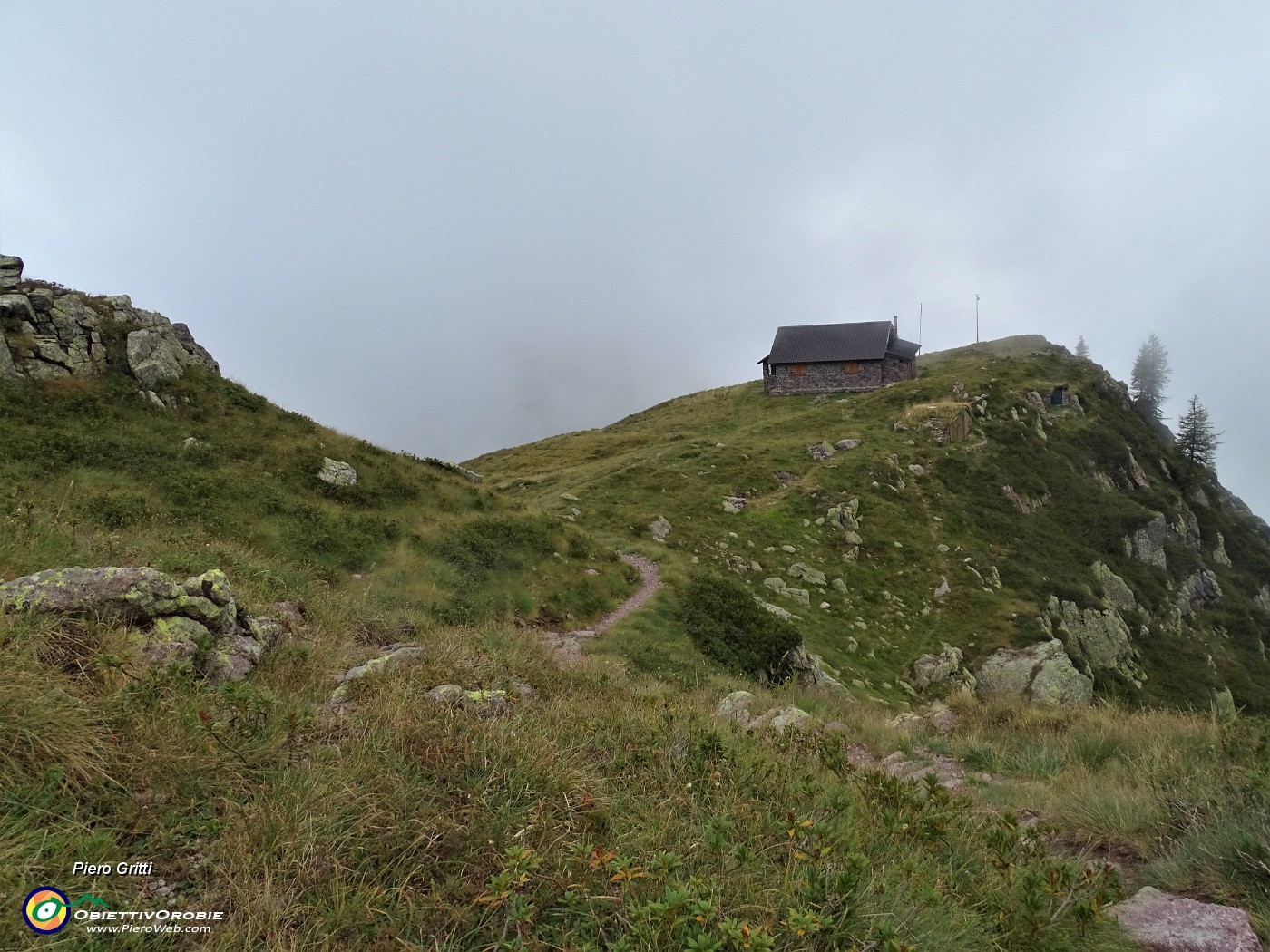 62 Bivacco dei Tre Pizzi (2050 m) con nebbia.JPG